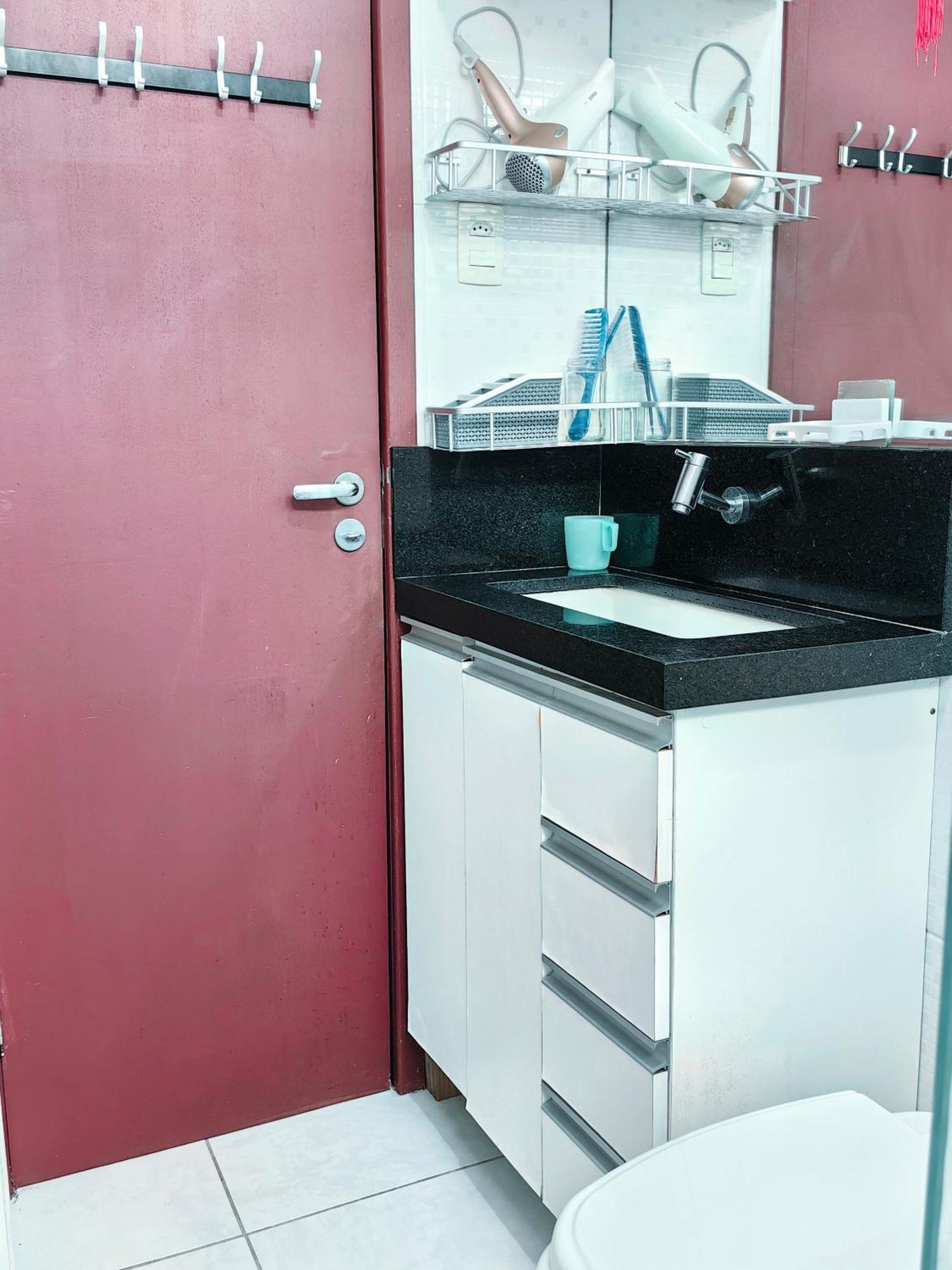 Apartamento No Centro Do Florianopolis. Todos Os Moveis E Ventiladores, Wi-fi, Cozinha Completa, Acomoda Ate 4 Pessoas. No Coracao De Perto De Tudo! Desfrute Do Centro E Trapeche De Beiramar Norte De Floripa Com Uma Bela Caminhada . Florianopolis