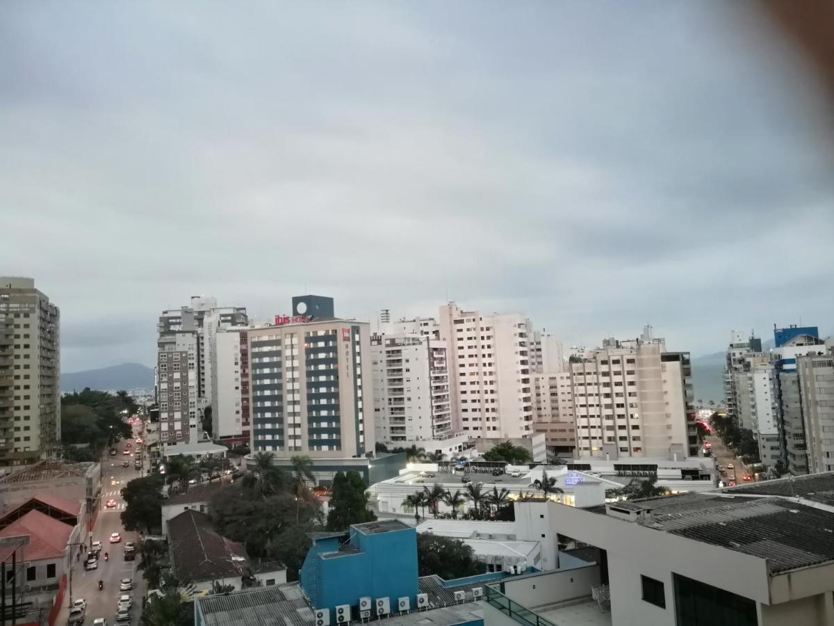 Apartamento No Centro Do Florianopolis. Todos Os Moveis E Ventiladores, Wi-fi, Cozinha Completa, Acomoda Ate 4 Pessoas. No Coracao De Perto De Tudo! Desfrute Do Centro E Trapeche De Beiramar Norte De Floripa Com Uma Bela Caminhada . Apartamento *